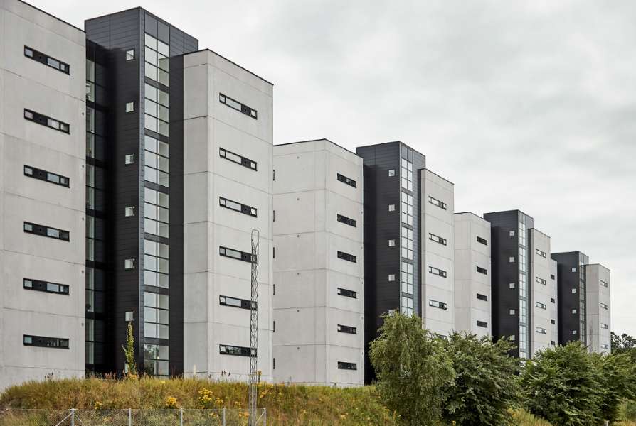 Betonkarréer ”limet” sammen med aluminiumsprofiler, Svanelundsbakken 16-22, 9800 Hjørring
